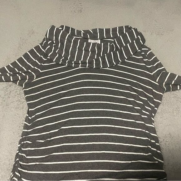 A Pea in the Pod cowl neck 3/4 sleeve tunic with ruched sides size medium - Picture 2 of 6